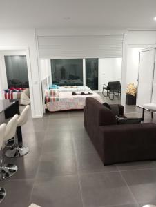 een woonkamer met een bank en een bed bij Bragança Holiday Home new apartment with 2 bedrooms private parking in Bragança