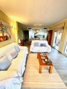 ein Wohnzimmer mit 2 Betten und einem Sofa in der Unterkunft SeaHomes Vacations - NAUTIC MARITIME Apt in Blanes