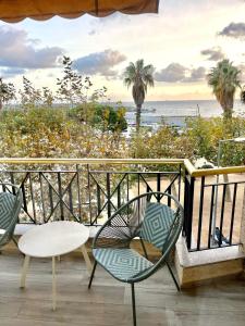 uma varanda com duas cadeiras e uma mesa e o oceano em SeaHomes Vacations - NAUTIC MARITIME Apt em Blanes