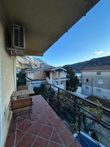 Club Neni Hotel Kotor tesisinde bir balkon veya teras