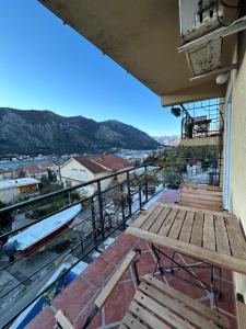 Club Neni Hotel Kotor tesisinde bir balkon veya teras