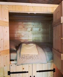 a wooden bunk bed in a wooden cabin at Bed and breakfast de Heg in Geldrop