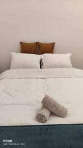 uma toalha está deitada numa cama branca em Apartman Noel Sarajevo em Sarajevo