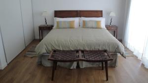 a bedroom with a large bed and two night stands at Latitud Catedral Apartamento in San Carlos de Bariloche