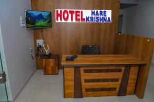 HOTEL HARE KRISHNA的电视和/或娱乐中心