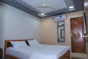 HOTEL HARE KRISHNA客房内的一张或多张床位