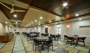 斋沙默尔Lakhmana Desert Camp With Swimming Pool的一间有桌椅的餐厅