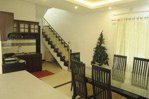 a living room with a christmas tree on the stairs at Mistyplanet vagamon in Vagamon