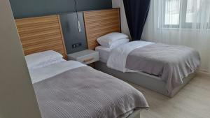 two beds in a small room at ROAD OTEL İPSALA in İpsala