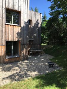 a wooden building with a picnic table and a bench at Im Naturschutzgebiet gelegene Ferienwohnung in Templin