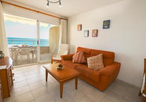 sala de estar con sofá y mesa en APARTAMENTO "Mis tesoros", en Calpe