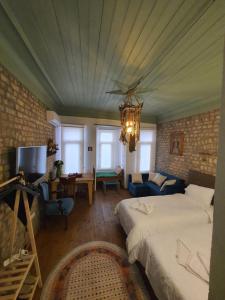 - une chambre avec un lit et un lustre dans l'établissement Balat Historical Luxury House, à Istanbul