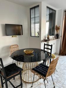 Photo de la galerie de l'établissement Appartement en Rez de jardin sur la mer, à Menton