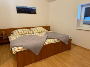Un dormitorio con una cama con una manta. en Haus Edelweiss, en Obertraun