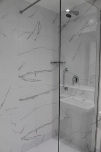 Ein Badezimmer in der Unterkunft Tralee Benners Hotel
