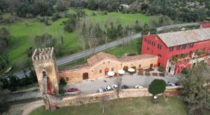 an aerial view of a castle with cars parked in front of it at Alloggio La Torre Fossanova in Priverno