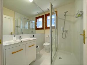 a bathroom with a shower and a sink and a toilet at Casa Orgi, amplia casa en planta baja junto al bosque de Orgi in Lizaso +49 photos