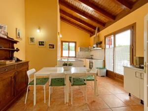 Lizaso的住宿－Casa Orgi，厨房配有白色的桌椅