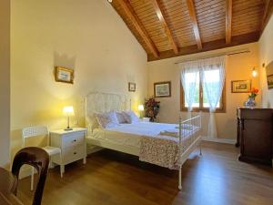 1 dormitorio con cama blanca y ventana en Casa Orgi en Lizaso