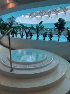 Bazén v ubytování Silence Hanza Tower Szczecin nebo v jeho okolí