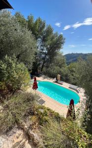 The swimming pool at or close to Entre Nice et Monaco grande Villa avec piscine privée 12 personnes