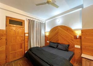 Postel nebo postele na pokoji v ubytování Young Monk Hostel & Cafe Jibhi