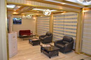 a waiting room with two chairs and a table at TABRİZ HOTEL in Istanbul