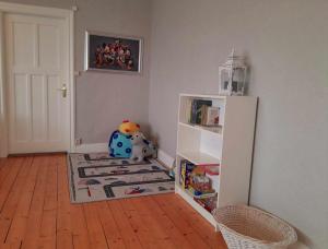 een kamer met een witte koelkast en een tapijt bij Villa Vi 1 in Södra Vi