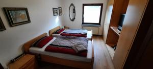 a small bedroom with two beds and a window at Arrive & Relax - Volkmar in Düsseldorf