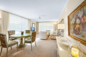 Χώρος καθιστικού στο Alpine Garden Suite