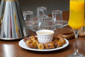 un plato de donuts y una taza de café sobre una mesa en YM Resort en Yanbu