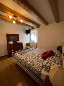 Un dormitorio con una cama con una almohada roja. en Poet's Rest, en Pieve Santo Stefano