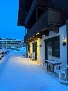 Obiekt SKILL Mountain Lodge - Ski und Bike Hostel im Sommer mit JOKER CARD zimą
