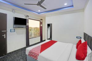 Gulta vai gultas numurā naktsmītnē Flagship Royal Palace Guest House Near Vishwa Vidyalaya Metro Station