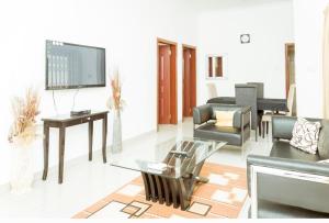 Телевизор и/или развлекательный центр в Lovely two-bedroom house near Aburi Accra