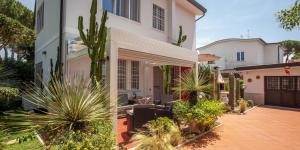 a house with plants in front of it at Villa Viola - 350 mt from the beach - Outdoor Jacuzzi in Terracina
