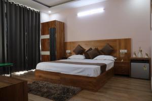 Postel nebo postele na pokoji v ubytování The Sandalwood Hotel I Sec-38 I Near Medanta Medicity Gurgaon