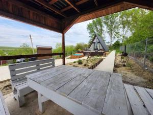 einen hölzernen Picknicktisch unter einem Pavillon in der Unterkunft Vila Elisa 