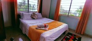 Habitación pequeña con cama y ventana en Cochin Hotel Inn, en Ernakulam