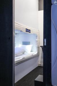 Postel nebo postele na pokoji v ubytování NapTapGo - Japanese Premium POD Hotel - Walk to Noida Electronic City Metro! Wifi, Lounge