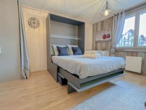 - une chambre avec un lit et une grande fenêtre dans l'établissement Appartements vue Mont-Joly à 2 pas Tramway Mont-Blanc - Studio 1 pièce, à Saint-Gervais-les-Bains