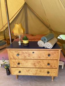 eine Kommode mit einem Bett in einem Zelt in der Unterkunft Winter Glamping Tent Hovfjallet Vitsand in Torsby