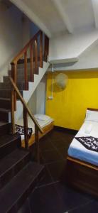Zimmer mit einer Treppe, einem Bett und einer Treppe in der Unterkunft Yak City Apartments in Kandy