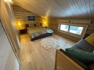 ein Schlafzimmer mit einem Bett und einem Sofa in einem Zimmer in der Unterkunft Villa Uuekadaka in Põhja