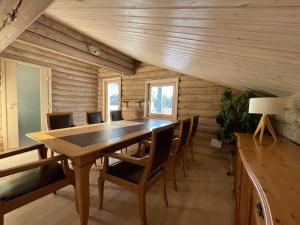 ein Esszimmer mit einem Tisch und Stühlen in der Unterkunft Villa Uuekadaka in Põhja