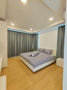 1 dormitorio con 1 cama en una habitación en บ้านประจวบเหมาะ Prachuabmoh house, en Thap Sakae