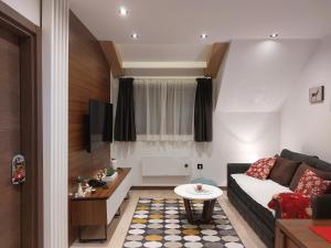 a living room with a couch and a table at Apartman M&S - Zoned 2 in Kopaonik