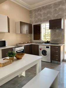Una cocina o kitchenette en KMR Apartment - Kumba