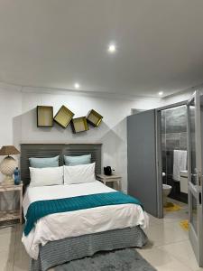 1 dormitorio con 1 cama grande y baño en Zii style guesthouse, en Vereeniging