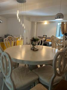 comedor con mesa y sillas en Zii style guesthouse, en Vereeniging